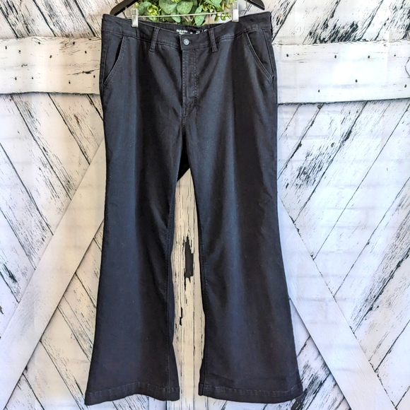 OLD NAVY Extra High Rise Flare 360° Stretch Pants - Picture 1 of 10